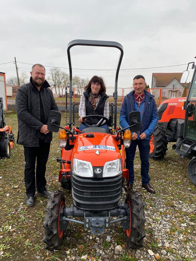 (P) Doi fermieri din Sălaj au primit un tractor de ultimă generație de la Alpha Bank