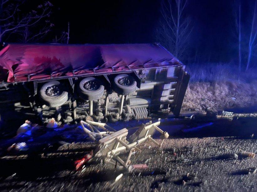 Tragedie în Caraș-Severin. Trei tineri și un băiat de 14 ani au murit, după ce o mașină a fost strivită de două TIR-uri