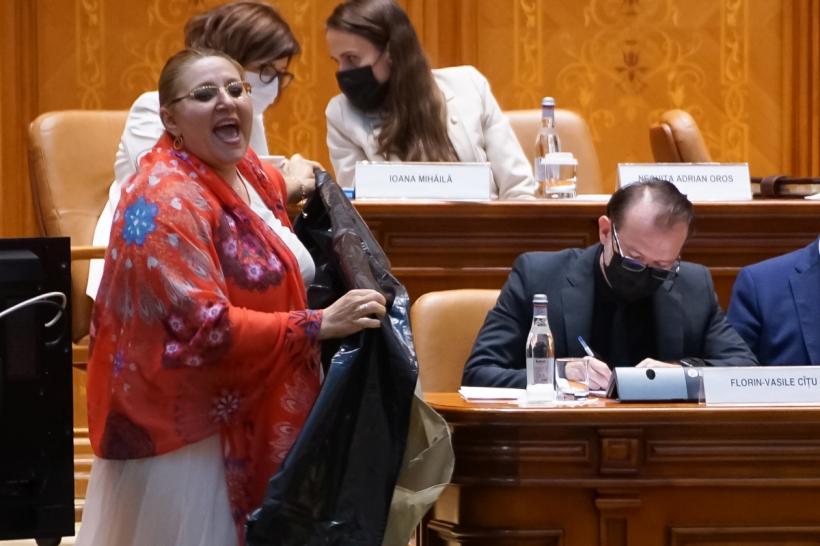 VIDEO Scandal în Parlament. Diana Șoșoacă a venit cu botniță în semn de protest