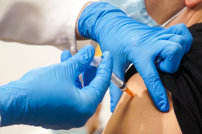 S-a reluat acordarea tichetelor de vaccinare anti COVID-19