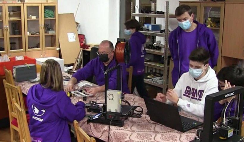 Un robot care ucide bacteriile şi viruşii a fost creat de elevii unui colegiu din Bârlad. Eficienţa sa este de 99%