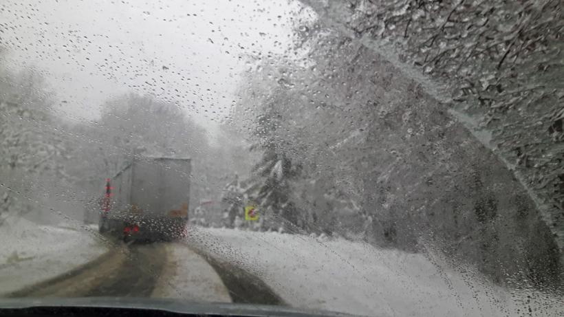 Circulație în condiții de iarnă pe drumuri din mai multe județe. S-a depus strat de zăpadă