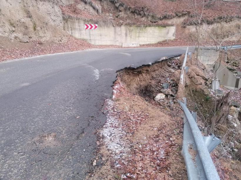 O porțiune a unui drum județean din Alba s-a surpat din cauza ploilor