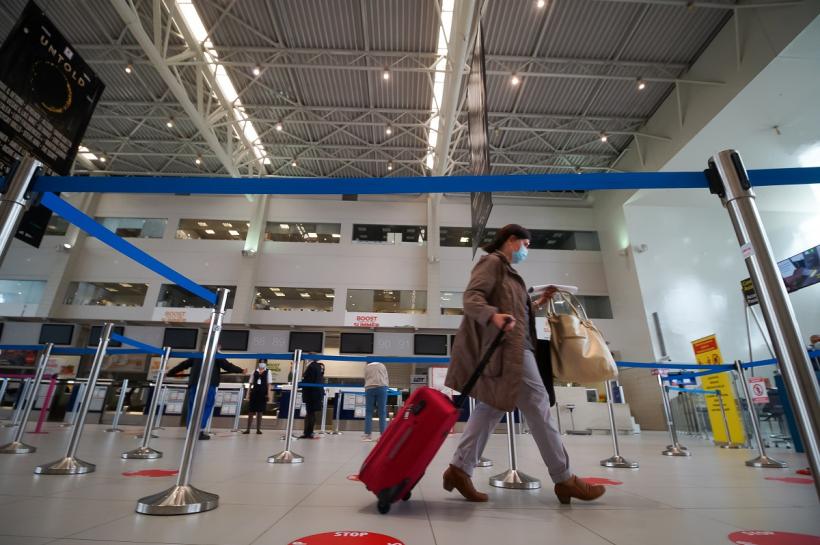 COVID: Mii de zboruri anulate din cauza creșterii de cazuri