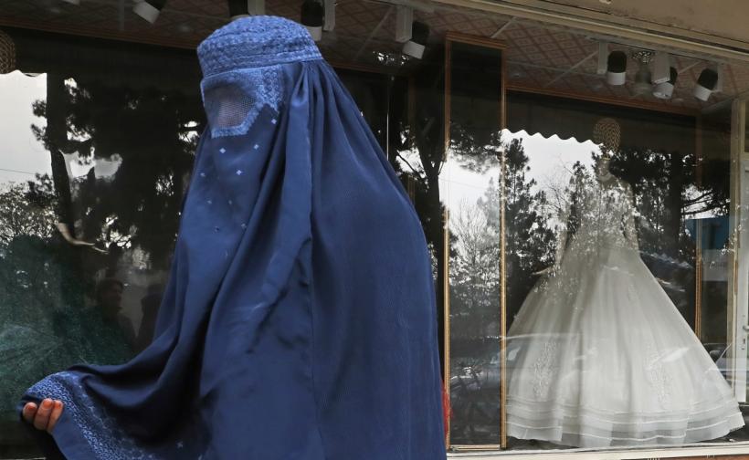 Talibanii lovesc din nou. Femeile afgane nu mai au voie să călătorească decât însoțite de un bărbat din familie