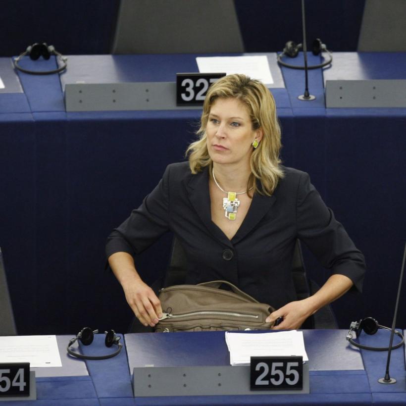 De ce își apără românii premierul? Manifest „Je suis Ciucă!” Modelul european de decapitare a guvernelor doar pentru acuzația de plagiat 18773898