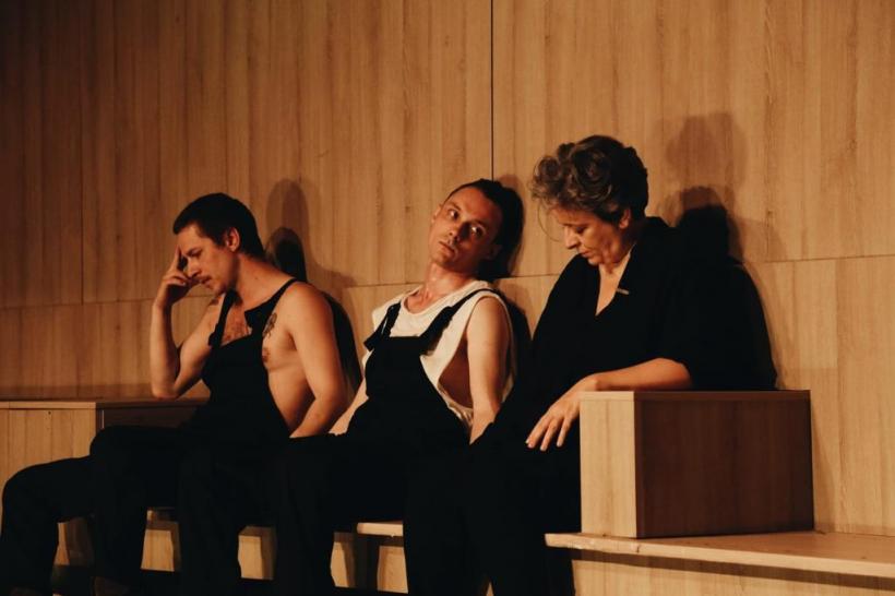 „Băiatul văduvă”, spectacol despre realitatea stigmatelor sociale, semnat de Eugen Jebeleanu, intră în repertoriul Teatrelli 18774242