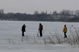 Brașov: Trei copii au căzut într-un lac înghețat, unul mai este cautat