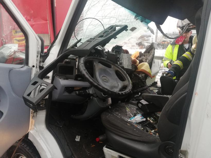Tragedie pe Centura Caransebeș.  O persoană a murit și alte șase au fost rănite într-un accident între un microbuz și un TIR 18774184