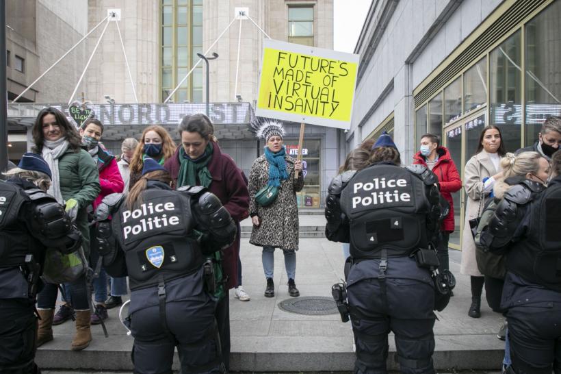 Imagini cu protestele masive din Bruxelles faţă de restricţiile antiepidemice. Au participat şi cetăţeni români 18774318