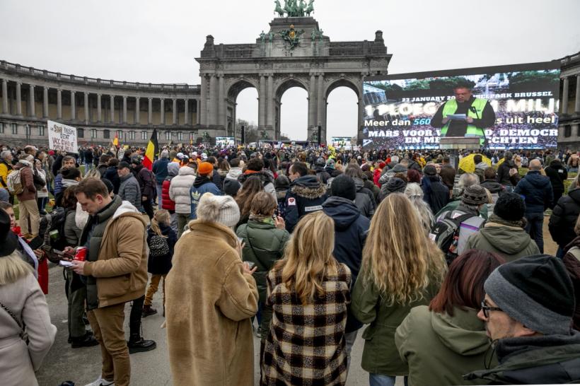Imagini cu protestele masive din Bruxelles faţă de restricţiile antiepidemice. Au participat şi cetăţeni români 18774320