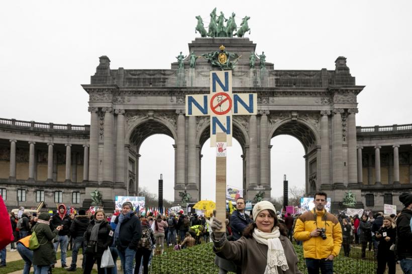 Imagini cu protestele masive din Bruxelles faţă de restricţiile antiepidemice. Au participat şi cetăţeni români 18774321