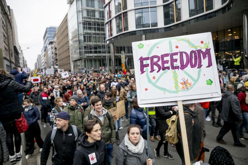 Imagini cu protestele masive din Bruxelles faţă de restricţiile antiepidemice. Au participat şi cetăţeni români