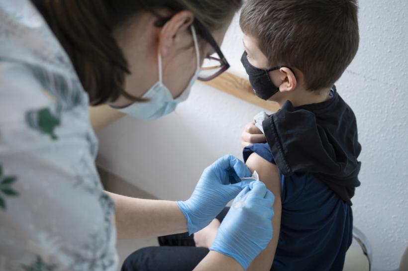 Prima tranșă de vaccinuri anti-COVID pentru copii, sosește marți în țară