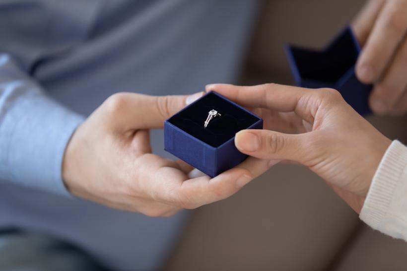 Cum alegi inelul de logodnă și ce elemente să iei în calcul