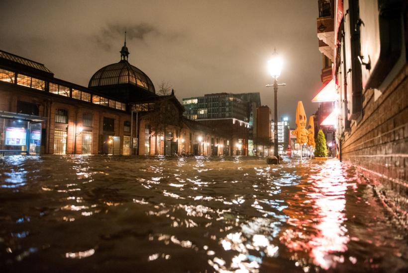 Inundaţii în Germania. Fluviul Elba a ieșit din matcă. Celebra piaţă de peşte din Hamburg a fost inundată
