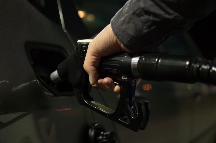 Șoc pentru șoferi: Carburanţii s-au majorat cu 5% în ianuarie şi cu peste 30% faţă de anul trecut
