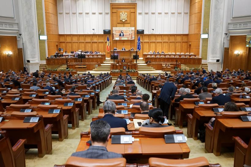 Obsesie de parlamentar. Șase proiecte de lege de modificare a Statutului deputaților și Senatorilor, semnate de același ales USR