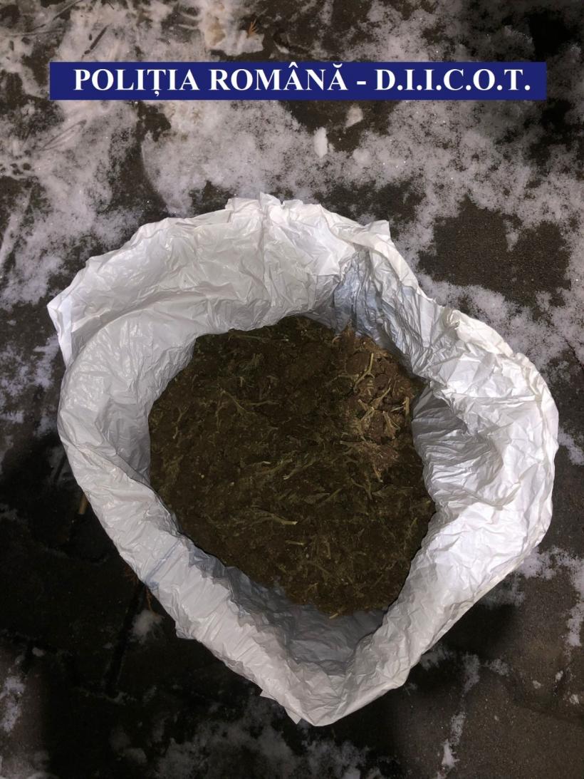 Tineri din Cluj, prinşi când încercau să vândă 1,5 kilograme de canabis