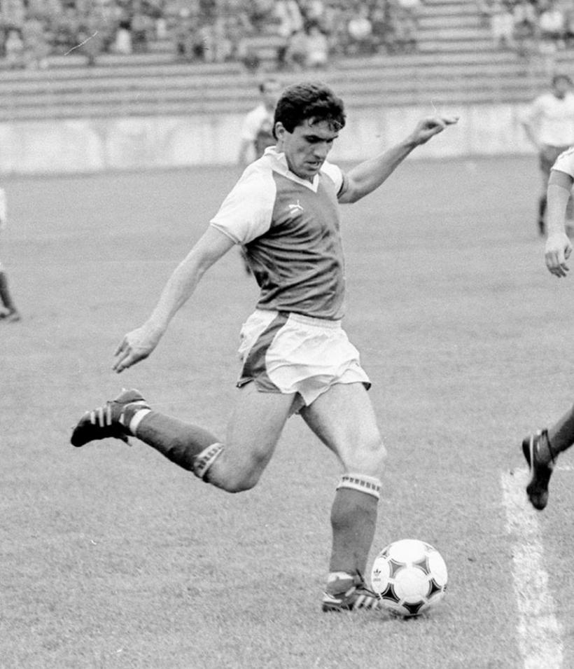 Povești neștiute din încântătoarea tinerețe a artistului Gheorghe Hagi. Cei trei pârnăiași, merțanu’ cu ghinion și rockul australian  18775604