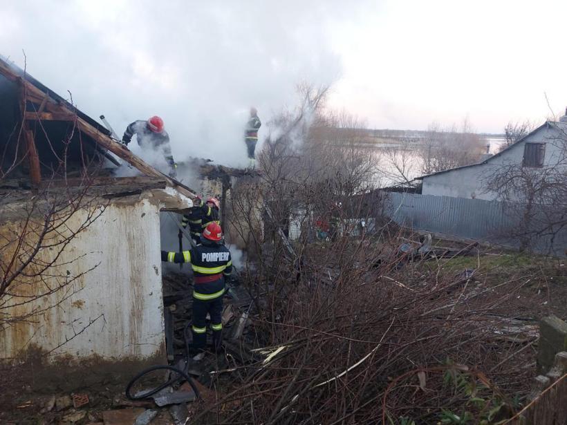 Incendiu la o casă din Tulcea. Un tânăr de 27 de ani a murit 18775662