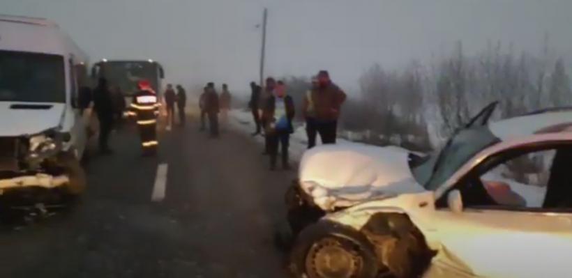 Accident Grav în Cluj. Un microbuz școlar s-a ciocnit de un autoturism