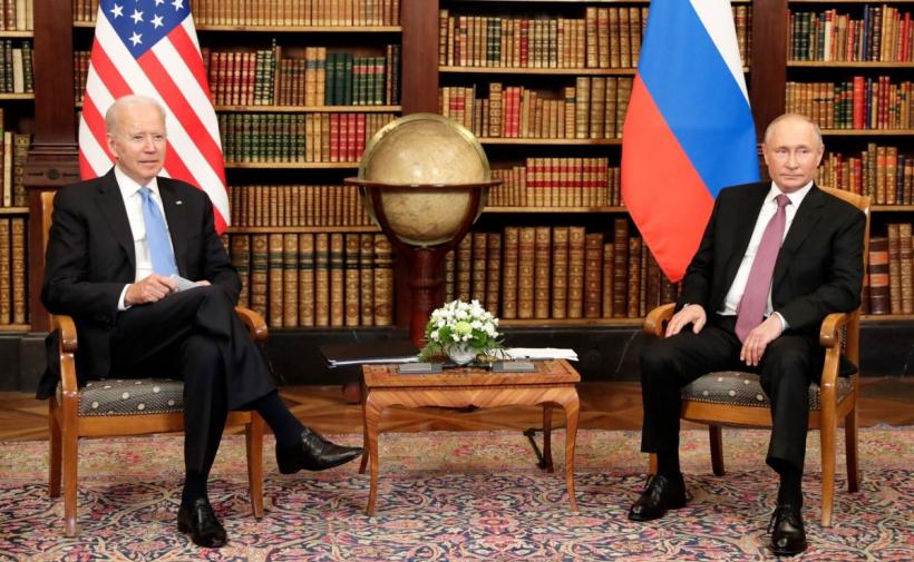 Biden și Putin au încheiat convorbirea telefonică. Președintele SUA l-a avertizat pe șeful de la Kremlin cu sancţiuni masive, a cerut reducerea presiunilor asupra Ucrainei