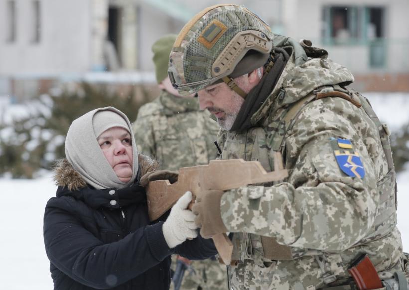 Civilii ucraineni, mai uniţi ca niciodată. Ei strâng fonduri pentru armată