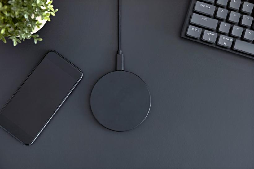 6 gadgeturi și accesorii utile pe care să le ai la îndemână pe birou