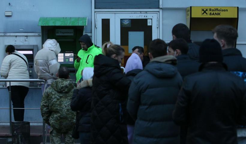 Imagini de coșmar în Ucraina. Oamenii disperați s-au înghesuit la bancomate, benzinării, farmacii și magazine alimentare 18777624