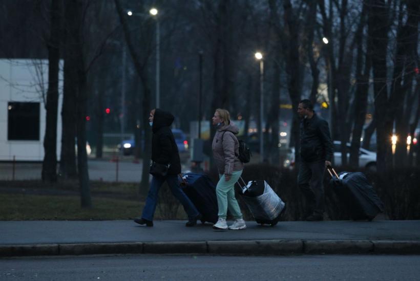 Imagini de coșmar în Ucraina. Oamenii disperați s-au înghesuit la bancomate, benzinării, farmacii și magazine alimentare 18777627