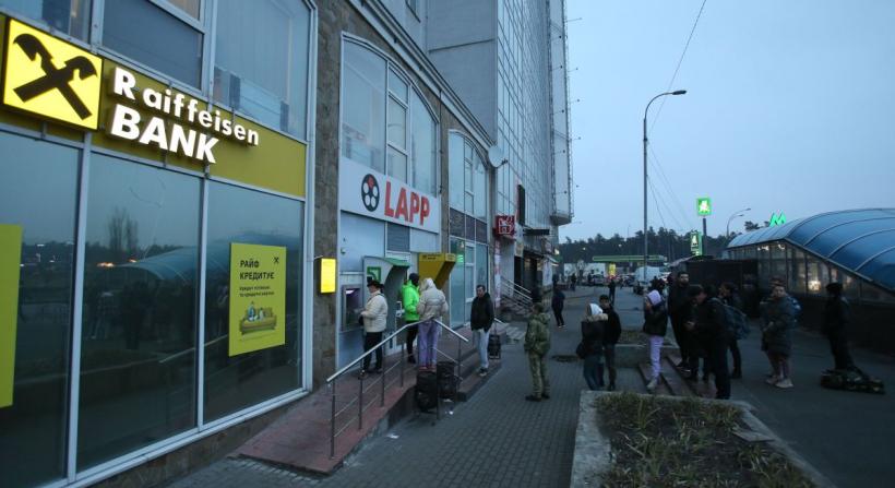Imagini de coșmar în Ucraina. Oamenii disperați s-au înghesuit la bancomate, benzinării, farmacii și magazine alimentare 18777628