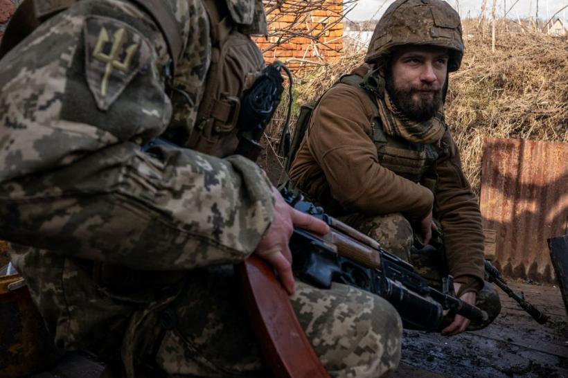 Ministrul ucrainean al Apărării: Toţi cei care sunt pregătiţi şi capabili să ţină o armă în mână se pot alătura chiar acum Forţelor de apărare teritorială şi forţelor armate ucrainene