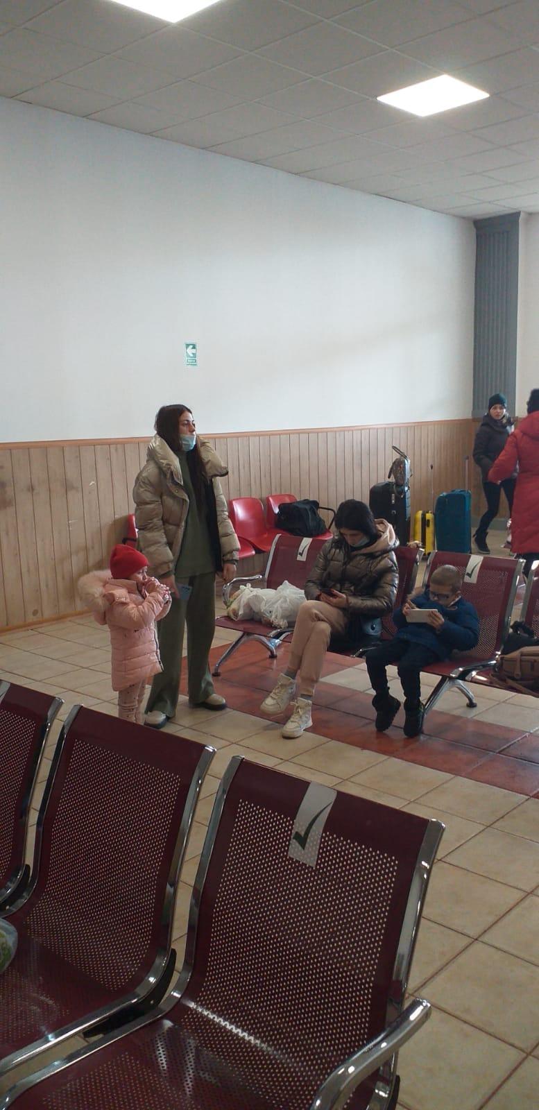 Circa 100 de refugiați ucraineni ajung în Gara de Nord din București 18777963