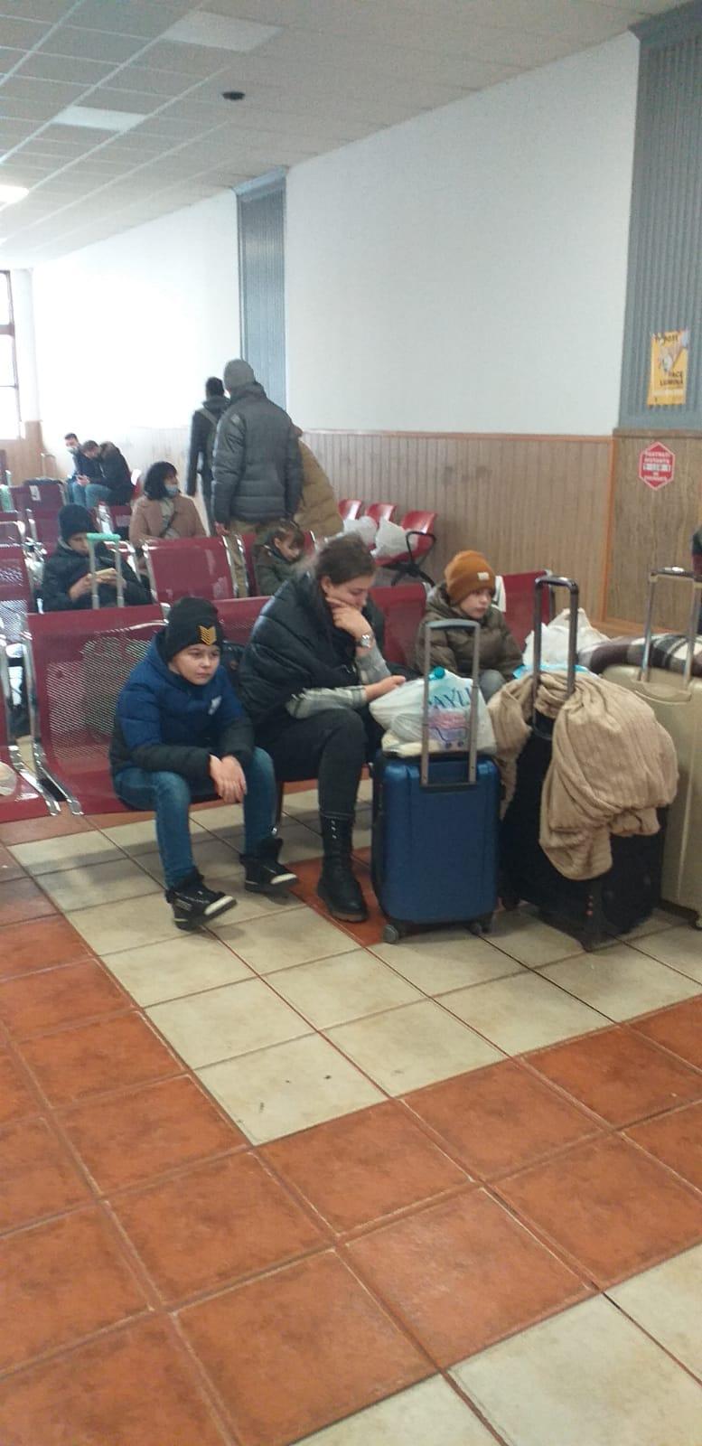 Circa 100 de refugiați ucraineni ajung în Gara de Nord din București 18777964