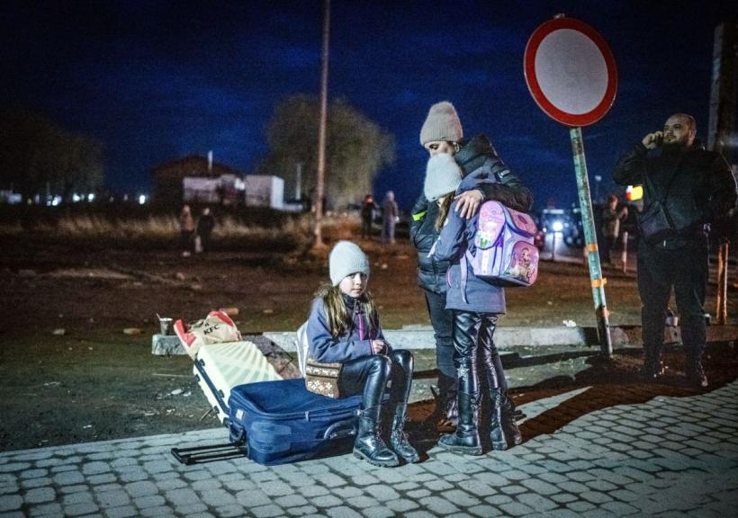 Imaginile disperării de la granițele Ucrainei. Sute de mii de refugiați au părăsit țara 18777909