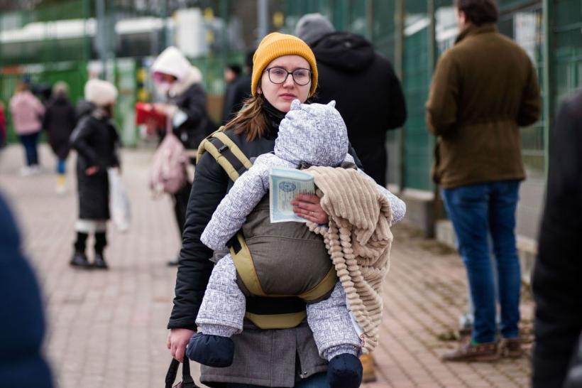 Imaginile disperării de la granițele Ucrainei. Sute de mii de refugiați au părăsit țara 18777911