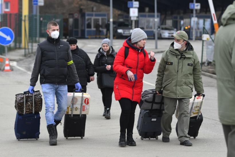 Imaginile disperării de la granițele Ucrainei. Sute de mii de refugiați au părăsit țara 18777916
