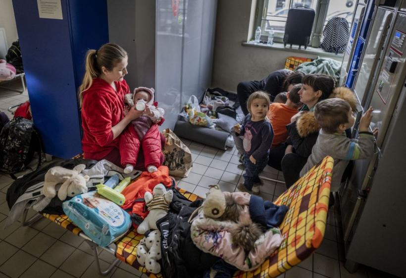 Imaginile disperării de la granițele Ucrainei. Sute de mii de refugiați au părăsit țara 18777917