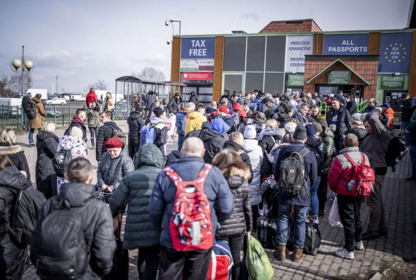 Imaginile disperării de la granițele Ucrainei. Sute de mii de refugiați au părăsit țara 18777919