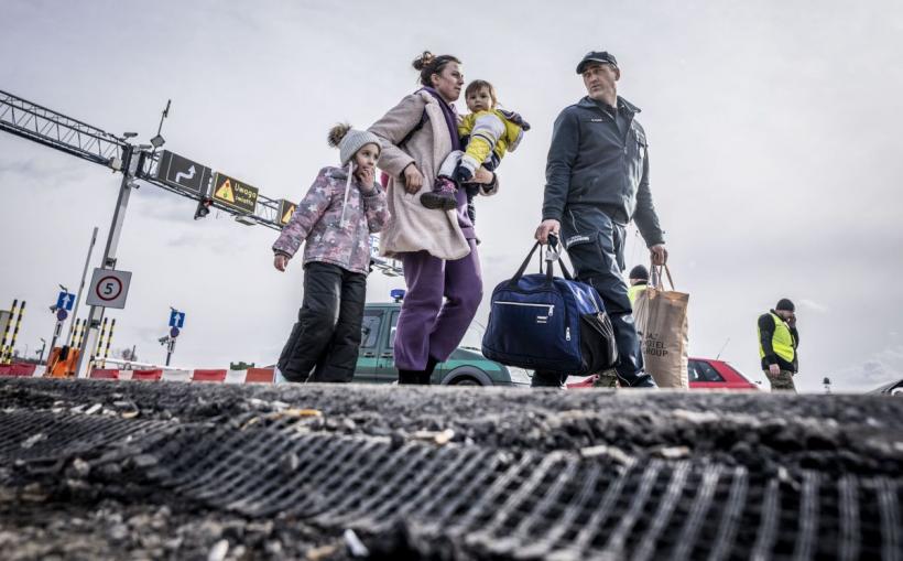 Imaginile disperării de la granițele Ucrainei. Sute de mii de refugiați au părăsit țara 18777921