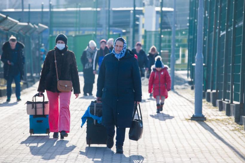 Imaginile disperării de la granițele Ucrainei. Sute de mii de refugiați au părăsit țara 18777923