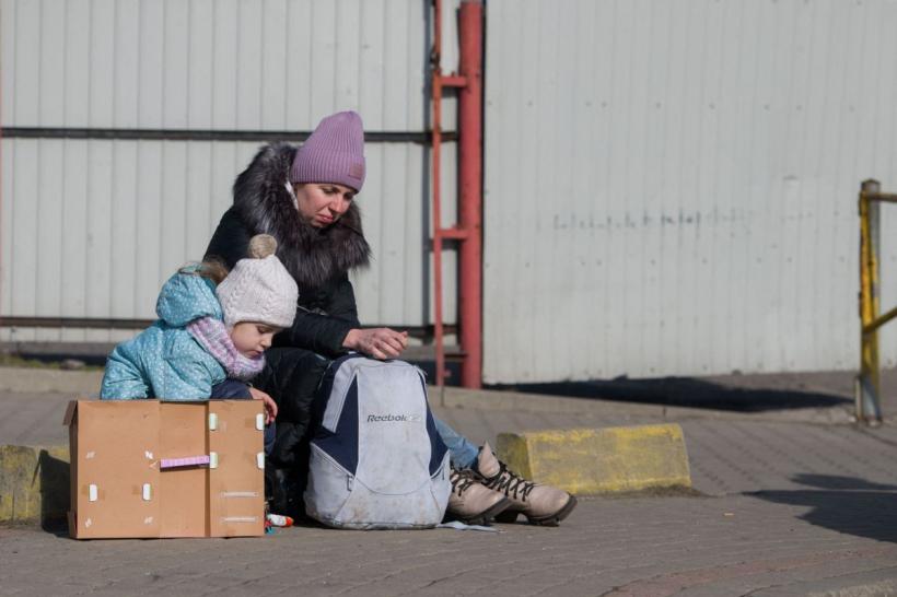 Imaginile disperării de la granițele Ucrainei. Sute de mii de refugiați au părăsit țara 18777926