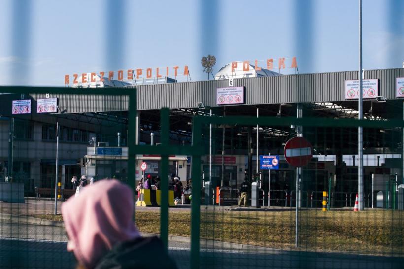 Imaginile disperării de la granițele Ucrainei. Sute de mii de refugiați au părăsit țara 18777928