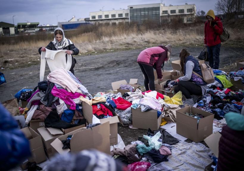 Imaginile disperării de la granițele Ucrainei. Sute de mii de refugiați au părăsit țara 18777930