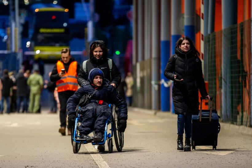 Imaginile disperării de la granițele Ucrainei. Sute de mii de refugiați au părăsit țara 18777935