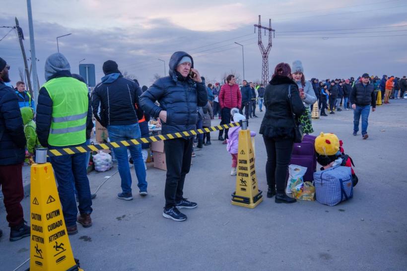 Imaginile disperării de la granițele Ucrainei. Sute de mii de refugiați au părăsit țara 18777937
