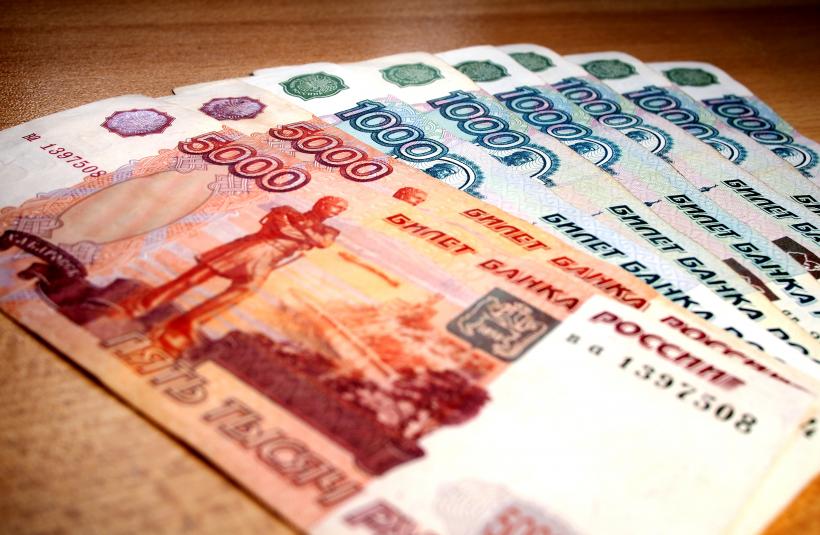 Rubla se prăbuşeşte cu până la 30% şi atinge un minim istoric în faţa dolarului