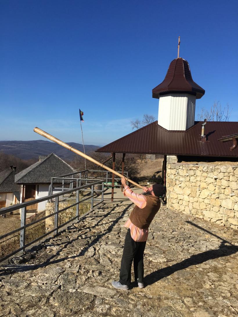 Satul dacic din carul cerului, Decheneus și pietrele vorbitoare 18777969