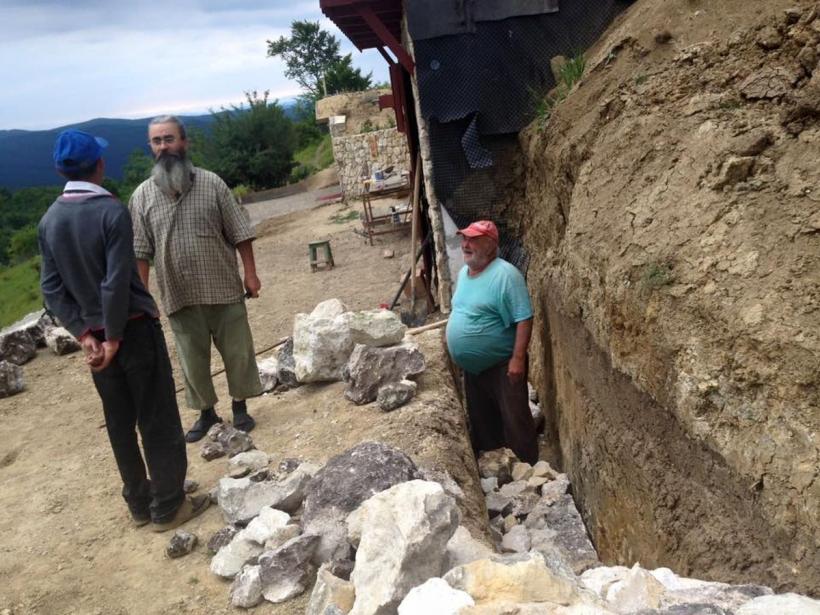 Satul dacic din carul cerului, Decheneus și pietrele vorbitoare 18777970